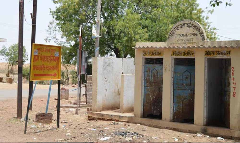 भोपाल में स्वच्छता मिशन अटका, 85 वार्डों में 160 शौचालयों के लिए नहीं मिल रही जमीन भोपाल में स्वच्छता मिशन अटका, 85 वार्डों में 160 शौचालयों के लिए नहीं मिल रही जमीन