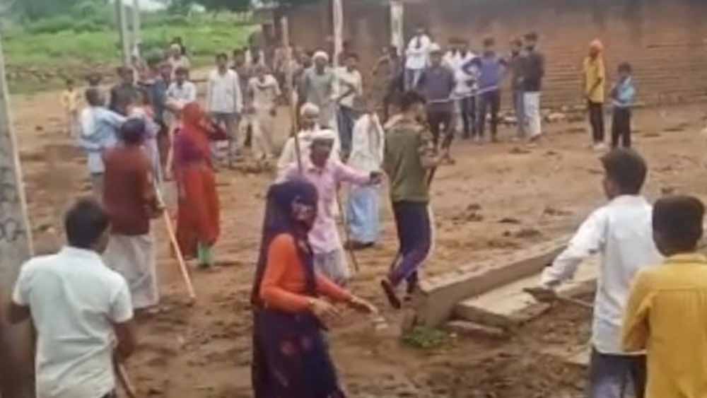 श्योपुर में जमीन विवाद बना खूनी संघर्ष: कुल्हाड़ी से हमले में 24 घायल, 8 की हालत गंभीर श्योपुर में जमीन विवाद बना खूनी संघर्ष: कुल्हाड़ी से हमले में 24 घायल, 8 की हालत गंभीर