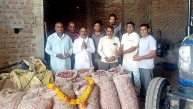 MP में किसानों का अनोखा विरोध, प्याज की बोरियों को पहनाई माला, बोले- खेती घाटे का सौदा MP में किसानों का अनोखा विरोध, प्याज की बोरियों को पहनाई माला, बोले- खेती घाटे का सौदा