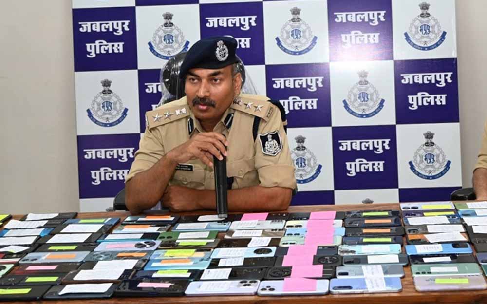 मध्यप्रदेश पुलिस ने विगत 2 सप्ताह में 2 करोड़ 26लाख रुपए से अधिक के गुम हुए 1021 मोबाइल फोन खोज कर वास्तविक मालिकों को लौटाएं मध्यप्रदेश पुलिस ने विगत 2 सप्ताह में 2 करोड़ 26लाख रुपए से अधिक के गुम हुए 1021 मोबाइल फोन खोज कर वास्तविक मालिकों को लौटाएं