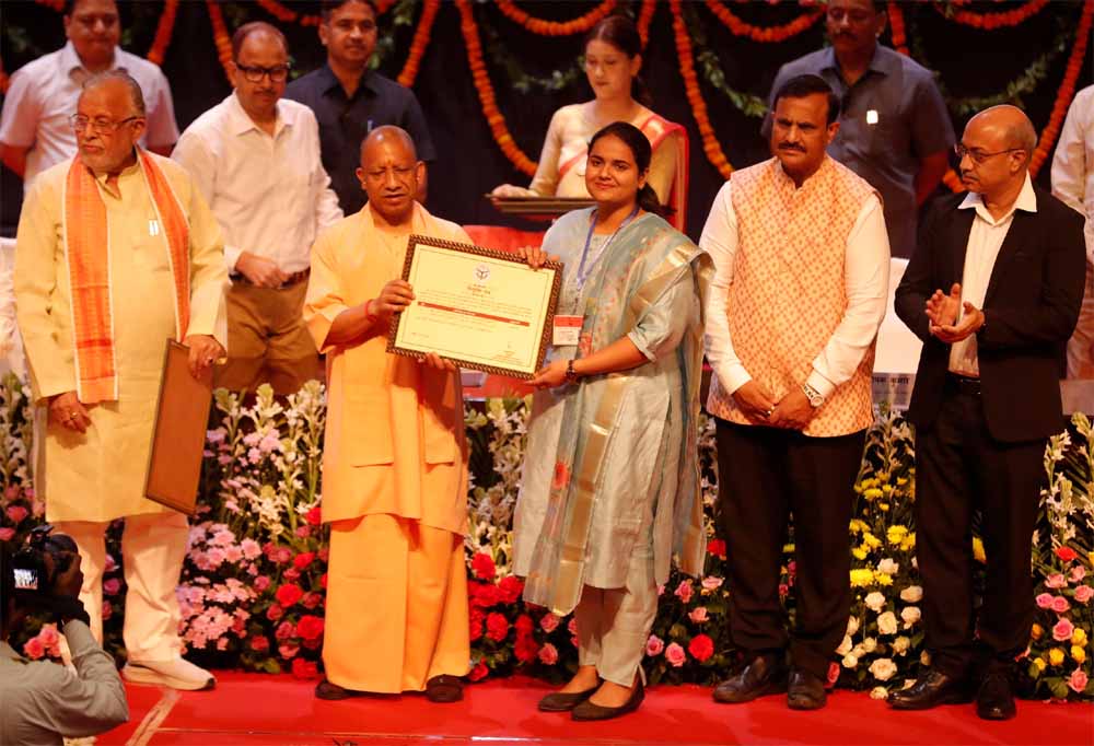 सीएम योगी के हाथों नियुक्ति पत्र पाकर खिले अभ्यर्थियों के चेहरे