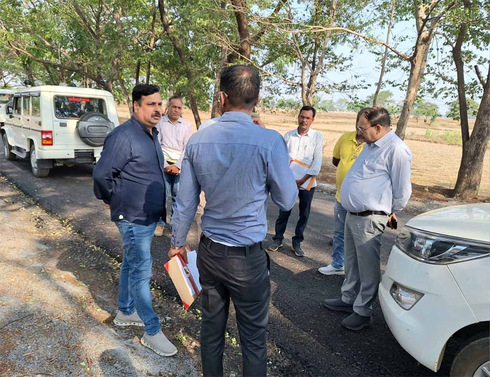 लोक निर्माण विभाग के सचिव ने निर्माणाधीन कुरुद-सिर्री मार्ग और सिर्री-चटौद सड़क का किया निरीक्षण