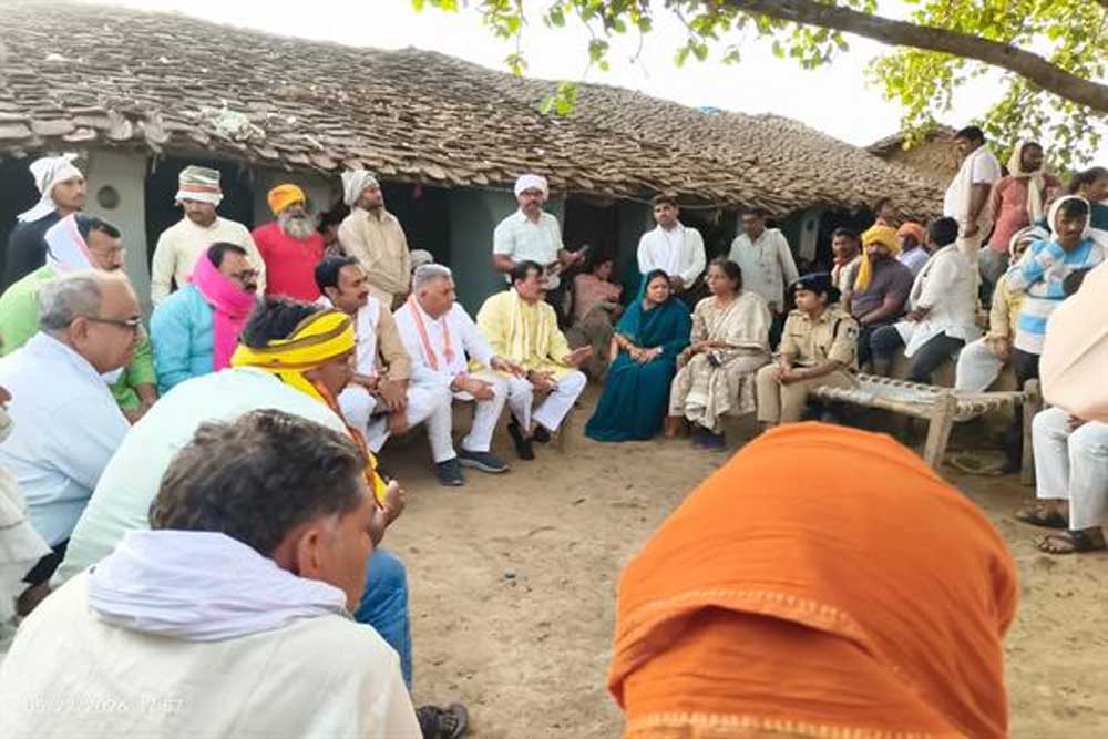 मंत्री परमार ने कुआं हादसे में दिवंगत श्रमिकों के परिजन से की भेंट मंत्री परमार ने कुआं हादसे में दिवंगत श्रमिकों के परिजन से की भेंट