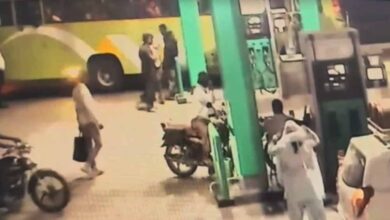 खंडवा के पेट्रोल पंप पर गुंडागर्दी, कर्मचारी से मारपीट खंडवा के पेट्रोल पंप पर गुंडागर्दी, कर्मचारी से मारपीट