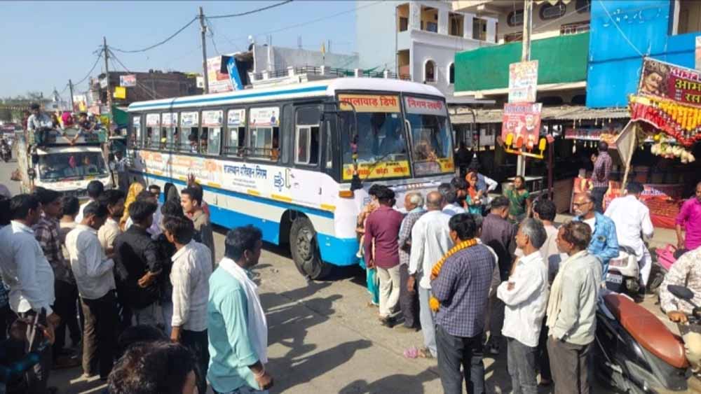 “मेरा गेहूं लौटाओ…” 40 किलो अनाज गायब होने पर सड़क पर बैठा मजदूर, बस रोककर किया हंगामा “मेरा गेहूं लौटाओ…” 40 किलो अनाज गायब होने पर सड़क पर बैठा मजदूर, बस रोककर किया हंगामा