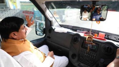 सादगी का संदेश : मुख्यमंत्री डॉ. यादव बस में जनप्रतिनिधियों और अधिकारियों के साथ पहुंचे उज्जैन सादगी का संदेश : मुख्यमंत्री डॉ. यादव बस में जनप्रतिनिधियों और अधिकारियों के साथ पहुंचे उज्जैन