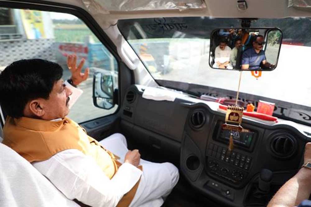सादगी का संदेश : मुख्यमंत्री डॉ. यादव बस में जनप्रतिनिधियों और अधिकारियों के साथ पहुंचे उज्जैन सादगी का संदेश : मुख्यमंत्री डॉ. यादव बस में जनप्रतिनिधियों और अधिकारियों के साथ पहुंचे उज्जैन