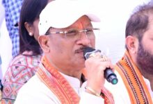 सरगुजा जिले के ग्राम सिलमा में अचानक उतरा मुख्यमंत्री  साय का हेलीकॉप्टर