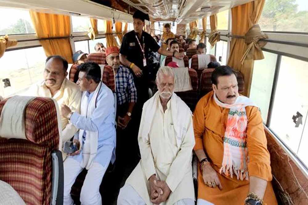 मंत्री टेटवाल सार्वजनिक बस से यात्रा कर अपने कार्य क्षेत्र पर पहुँचे मंत्री टेटवाल सार्वजनिक बस से यात्रा कर अपने कार्य क्षेत्र पर पहुँचे
