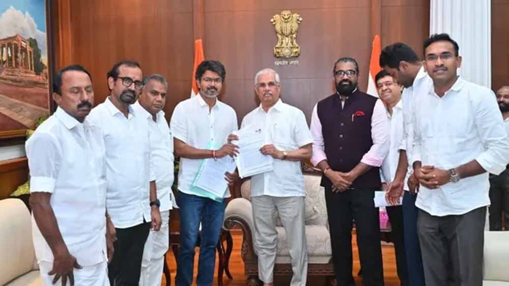 तमिलनाडु में सरकार बनाने की ओर विजय का बड़ा कदम, राज्यपाल से मिल पेश किया दावा
