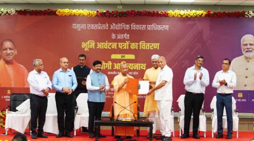 मुख्यमंत्री योगी आदित्यनाथ ने 17 निवेशकों को सौंपे आवंटन पत्र मुख्यमंत्री योगी आदित्यनाथ ने 17 निवेशकों को सौंपे आवंटन पत्र