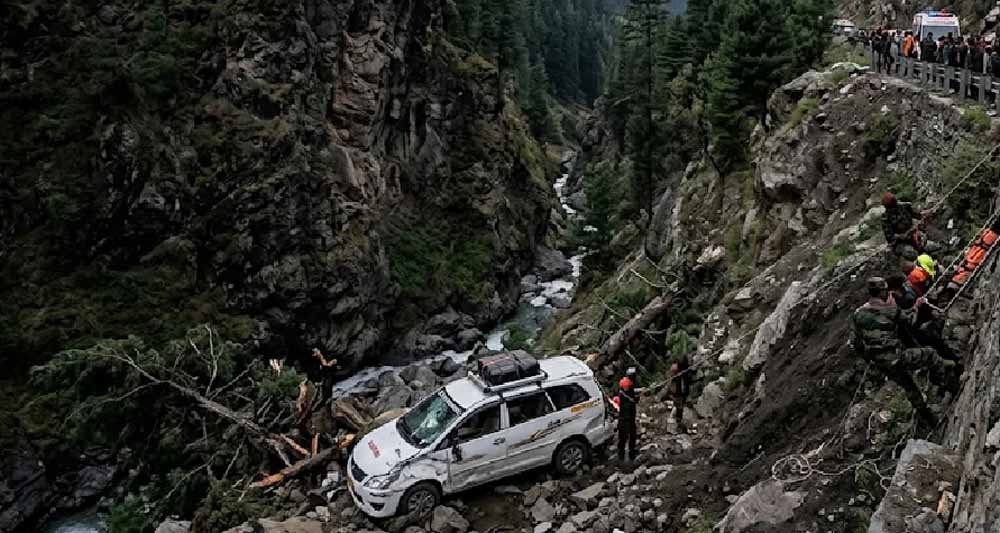 कश्मीर के पहलगाम में बड़ा हादसा, खाई में गिरी पर्यटकों की गाड़ी; 2 की मौत, 4 घायल कश्मीर के पहलगाम में बड़ा हादसा, खाई में गिरी पर्यटकों की गाड़ी; 2 की मौत, 4 घायल