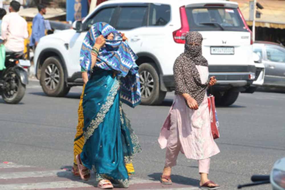 भीषण गर्मी का कहर, रतलाम देश का चौथा सबसे गर्म शहर; पारा 46.5 डिग्री पर पहुंचा भीषण गर्मी का कहर, रतलाम देश का चौथा सबसे गर्म शहर; पारा 46.5 डिग्री पर पहुंचा