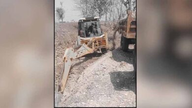 खंडवा में अवैध उत्खनन रोकने गए पटवारी पर जानलेवा हमला, ट्रैक्टर से कुचलने की कोशिश खंडवा में अवैध उत्खनन रोकने गए पटवारी पर जानलेवा हमला, ट्रैक्टर से कुचलने की कोशिश