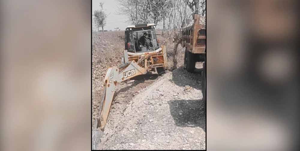 खंडवा में अवैध उत्खनन रोकने गए पटवारी पर जानलेवा हमला, ट्रैक्टर से कुचलने की कोशिश खंडवा में अवैध उत्खनन रोकने गए पटवारी पर जानलेवा हमला, ट्रैक्टर से कुचलने की कोशिश