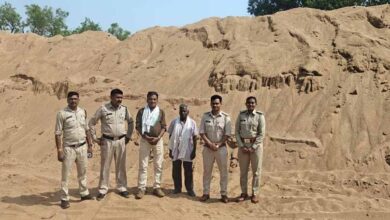 गोबरानवापारा में रेत के अवैध उत्खनन-भण्डारण पर खनिज विभाग की बड़ी कार्रवाई, 2 पोकलेन जब्त-सील गोबरानवापारा में रेत के अवैध उत्खनन-भण्डारण पर खनिज विभाग की बड़ी कार्रवाई, 2 पोकलेन जब्त-सील