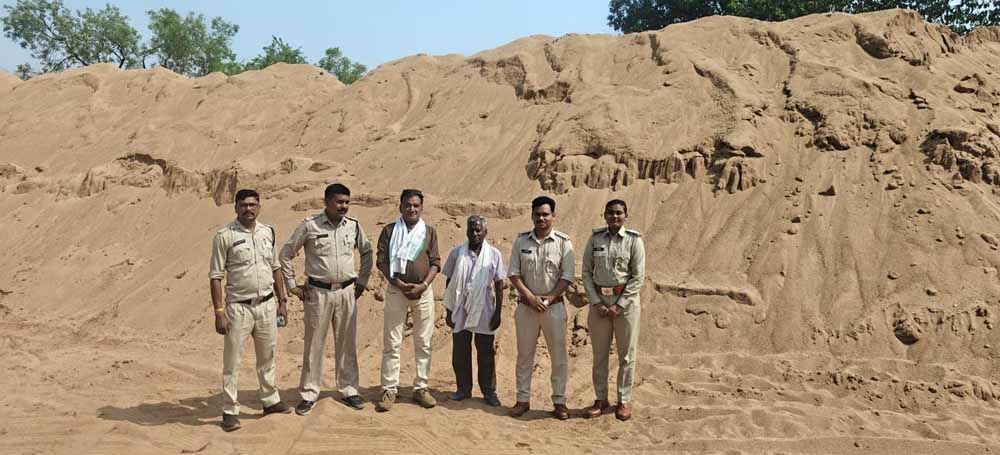 गोबरानवापारा में रेत के अवैध उत्खनन-भण्डारण पर खनिज विभाग की बड़ी कार्रवाई, 2 पोकलेन जब्त-सील गोबरानवापारा में रेत के अवैध उत्खनन-भण्डारण पर खनिज विभाग की बड़ी कार्रवाई, 2 पोकलेन जब्त-सील