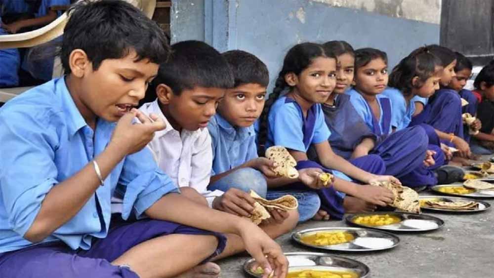 सरकारी स्कूलों में पढ़ाई के साथ लिखी जा रही पोषण, संस्कार और उज्ज्वल भविष्य की नई इबारत सरकारी स्कूलों में पढ़ाई के साथ लिखी जा रही पोषण, संस्कार और उज्ज्वल भविष्य की नई इबारत