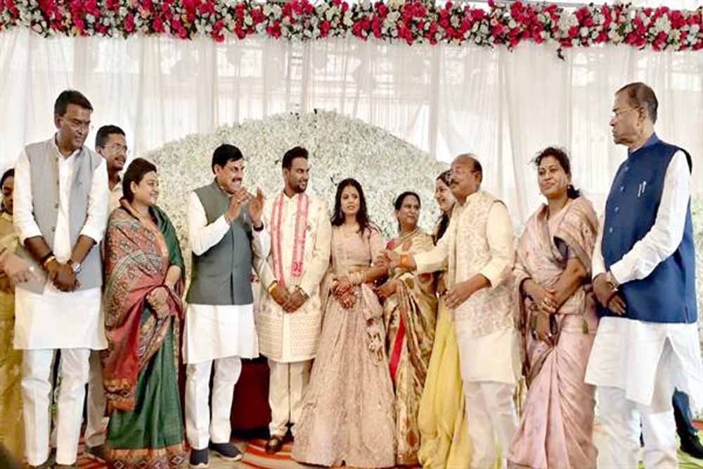 मुख्यमंत्री डॉ. यादव राज्य मंत्री जायसवाल के पुत्र के विवाह समारोह में हुए शामिल मुख्यमंत्री डॉ. यादव राज्य मंत्री जायसवाल के पुत्र के विवाह समारोह में हुए शामिल