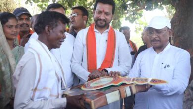 एक चौपाल ऐसा भी जहाँ खुशियों और तालियों की रही गूंज एक चौपाल ऐसा भी जहाँ खुशियों और तालियों की रही गूंज