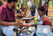 घने जंगलों और नदी-नालों को पार कर स्वास्थ्य दूतों ने बचाई दो मासूमों की जान