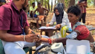 घने जंगलों और नदी-नालों को पार कर स्वास्थ्य दूतों ने बचाई दो मासूमों की जान