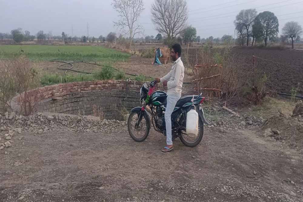 बीना में गहराया जल संकट: 34 मीटर नीचे पहुंचा जलस्तर, डेढ़ किमी दूर से पानी ला रहे लोग बीना में गहराया जल संकट: 34 मीटर नीचे पहुंचा जलस्तर, डेढ़ किमी दूर से पानी ला रहे लोग