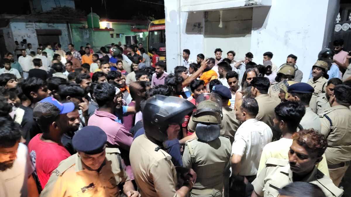 विकासनगर हिंसा: युवक की मौत के बाद भड़का बवाल, आरोपी का घर फूंका, इंटरनेट सेवा बंद विकासनगर हिंसा: युवक की मौत के बाद भड़का बवाल, आरोपी का घर फूंका, इंटरनेट सेवा बंद