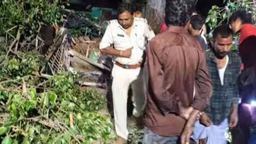 बिहार में बदला मौसम बना काल: तेज आंधी से कच्चे मकान पर गिरा पेड़, मां समेत 5 की जान गई बिहार में बदला मौसम बना काल: तेज आंधी से कच्चे मकान पर गिरा पेड़, मां समेत 5 की जान गई