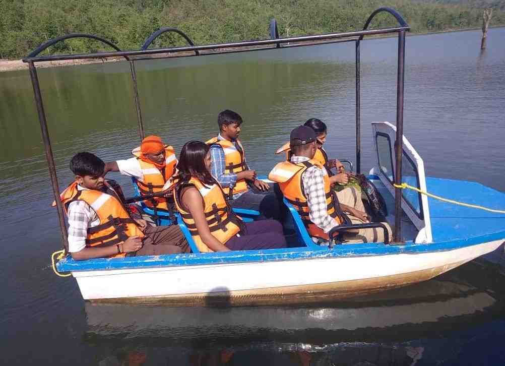 मुस्कान की नाव बनी आत्मनिर्भरता की पतवार,पिलखा डैम की लहरों पर महिलाओं ने लिखी सफलता की नई इबारत मुस्कान की नाव बनी आत्मनिर्भरता की पतवार,पिलखा डैम की लहरों पर महिलाओं ने लिखी सफलता की नई इबारत