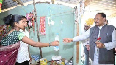 जब मुख्यमंत्री रुके एक छोटी-सी किराना दुकान पर… और सामने थी बदलाव की बड़ी कहानी जब मुख्यमंत्री रुके एक छोटी-सी किराना दुकान पर… और सामने थी बदलाव की बड़ी कहानी