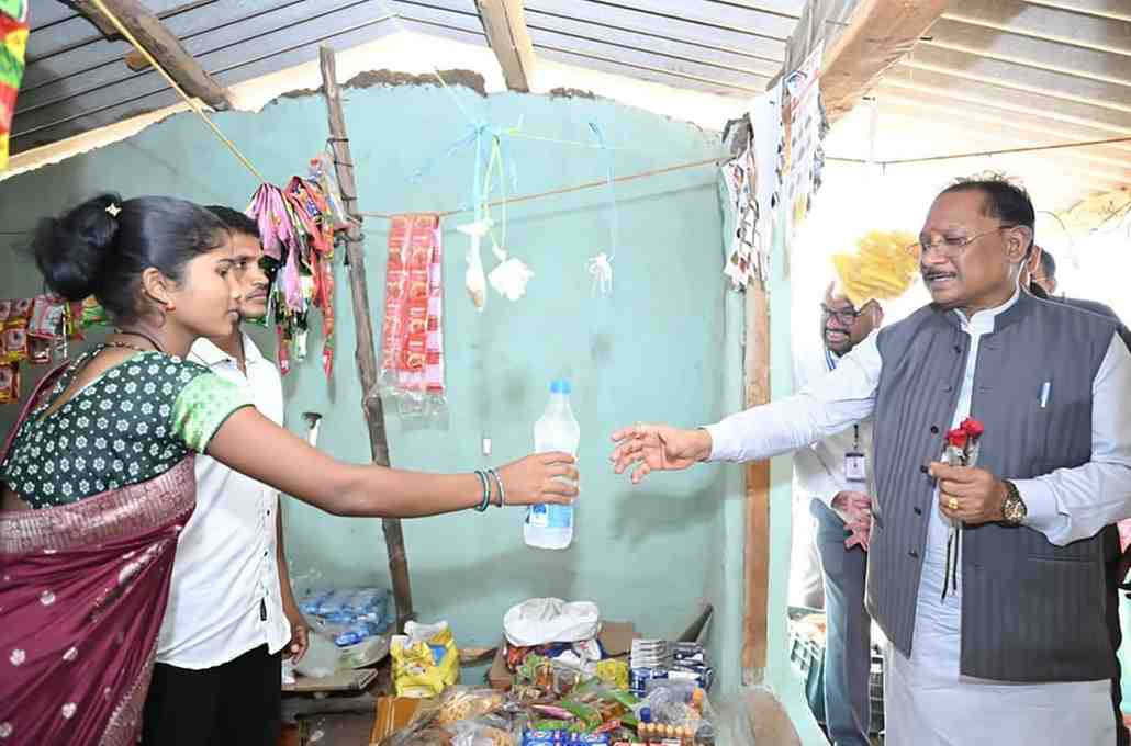 जब मुख्यमंत्री रुके एक छोटी-सी किराना दुकान पर… और सामने थी बदलाव की बड़ी कहानी जब मुख्यमंत्री रुके एक छोटी-सी किराना दुकान पर… और सामने थी बदलाव की बड़ी कहानी