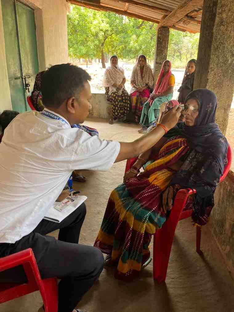 रोशनी लौटाने की मुहिम में छत्तीसगढ़ आगे: 1.63 लाख से अधिक मोतियाबिंद ऑपरेशन से हजारों चेहरों पर लौटी मुस्कान रोशनी लौटाने की मुहिम में छत्तीसगढ़ आगे: 1.63 लाख से अधिक मोतियाबिंद ऑपरेशन से हजारों चेहरों पर लौटी मुस्कान