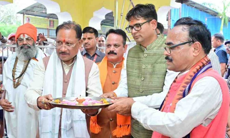 मुख्यमंत्री साय ने भिखमपुरा के पंचमुखी सिद्ध हनुमान मंदिर में की पूजा-अर्चना