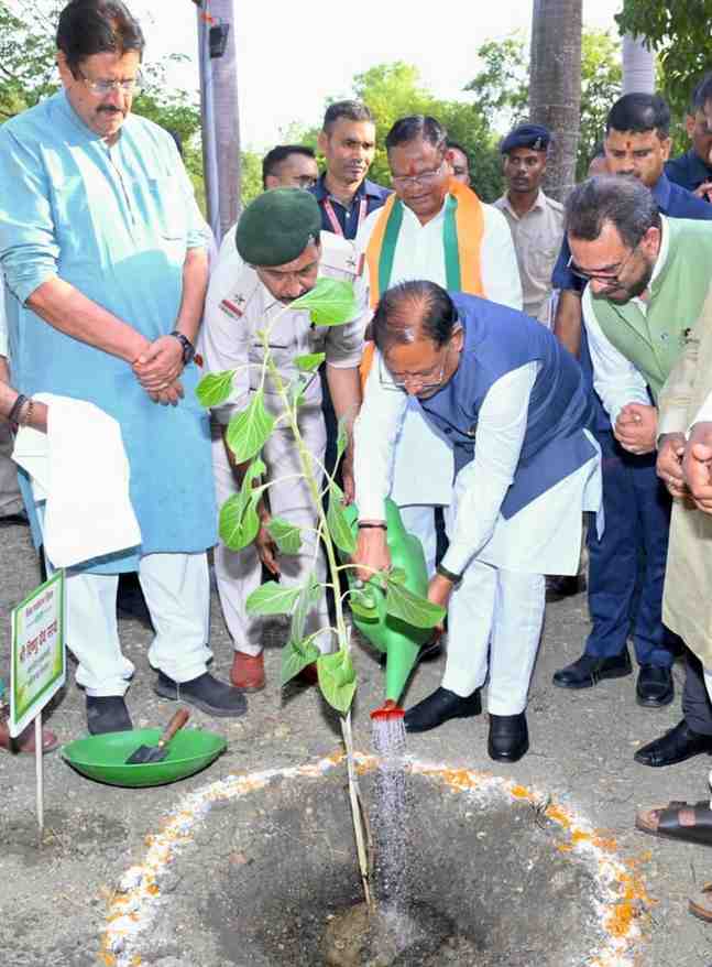 विश्व पर्यावरण दिवस पर मुख्यमंत्री विष्णु देव साय ने किया ‘एक पेड़ माँ के नाम’ अभियान 2026-27 का शुभारंभ