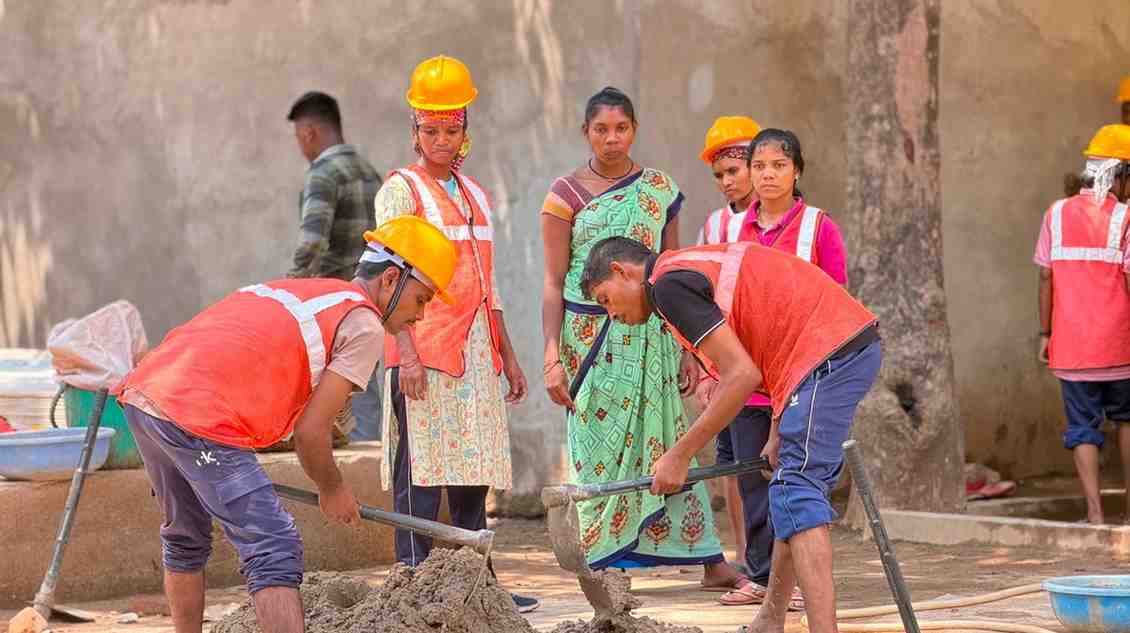 जब बंदूक छूटी, तो हाथों में आया सुनहरा भविष्य : सुकमा में आत्मसमर्पित युवाओं की जिंदगी लिख रही विकास की नई कहानी जब बंदूक छूटी, तो हाथों में आया सुनहरा भविष्य : सुकमा में आत्मसमर्पित युवाओं की जिंदगी लिख रही विकास की नई कहानी