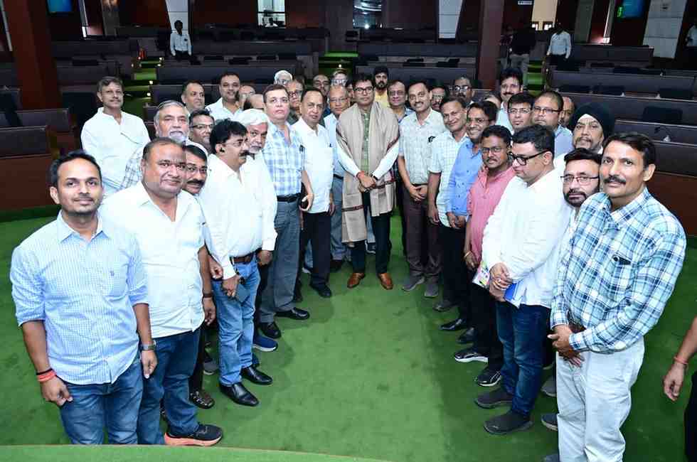 आवास एवं पर्यावरण मंत्री ओपी चौधरी ने विभिन्न आवासीय कॉलोनियों के प्रतिनिधियों के साथ की बैठक आवास एवं पर्यावरण मंत्री ओपी चौधरी ने विभिन्न आवासीय कॉलोनियों के प्रतिनिधियों के साथ की बैठक