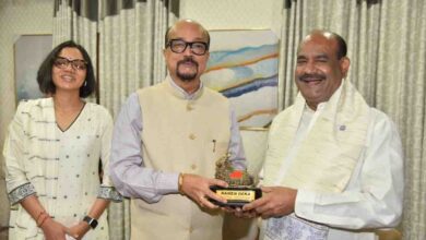 राज्यपाल रमेन डेका ने किया लोकसभा अध्यक्ष बिड़ला का आत्मीय स्वागत