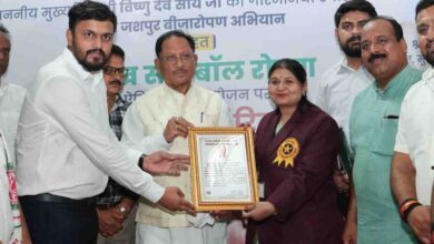 जशपुर वनमण्डल ने रचा इतिहास, गोल्डन बुक ऑफ वर्ल्ड रिकॉर्ड में दर्ज हुआ नाम,एक दिन में 2 लाख से अधिक सीडबॉल प्रसार कर बनाया विश्व रिकॉर्ड जशपुर वनमण्डल ने रचा इतिहास, गोल्डन बुक ऑफ वर्ल्ड रिकॉर्ड में दर्ज हुआ नाम,एक दिन में 2 लाख से अधिक सीडबॉल प्रसार कर बनाया विश्व रिकॉर्ड