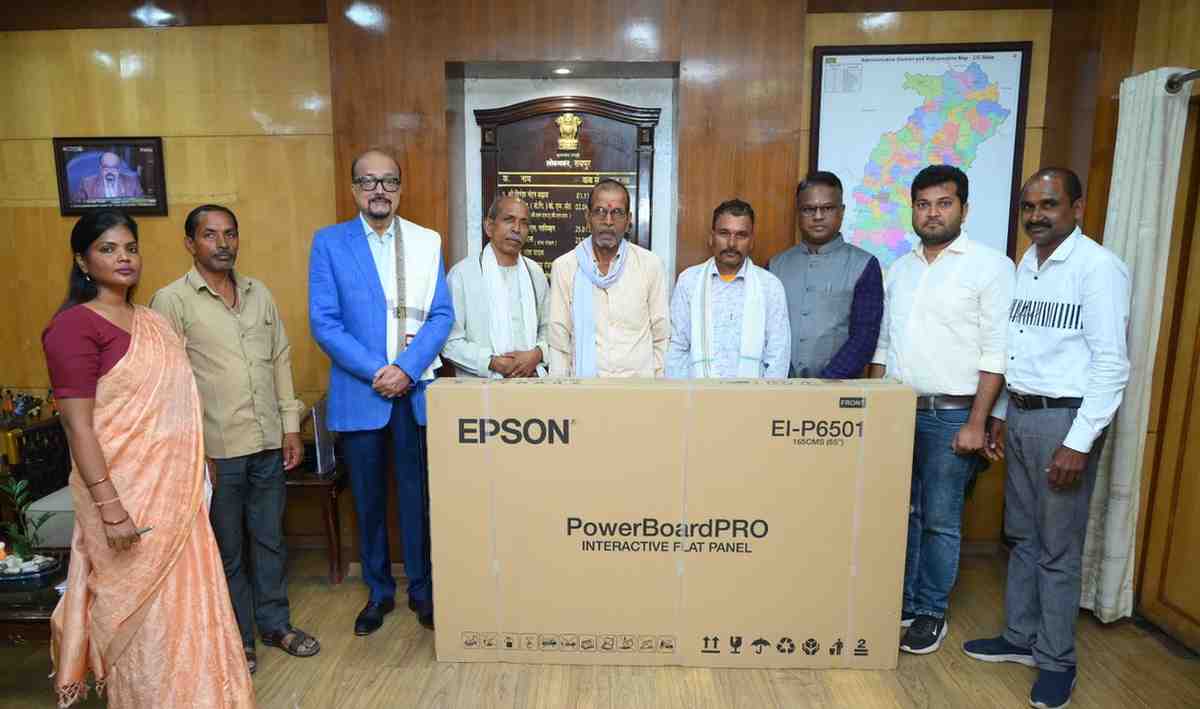 राज्यपाल डेका ने मरका गांव के स्कूल को दिए डिजिटल बोर्ड राज्यपाल डेका ने मरका गांव के स्कूल को दिए डिजिटल बोर्ड