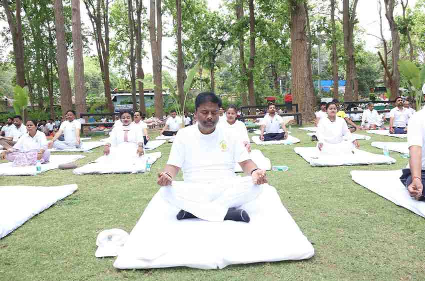 कोटमहर गार्डन में उत्साहपूर्वक मनाया गया 12वां अंतरराष्ट्रीय योग दिवस कोटमहर गार्डन में उत्साहपूर्वक मनाया गया 12वां अंतरराष्ट्रीय योग दिवस