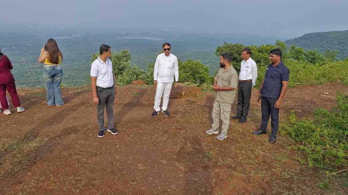 छत्तीसगढ़ पर्यटन मंडल के प्रबंध संचालक विवेक आचार्य और अध्यक्ष नीलू शर्मा ने प्रमुख पर्यटन स्थल राजमेरगढ़ का किया दौरा