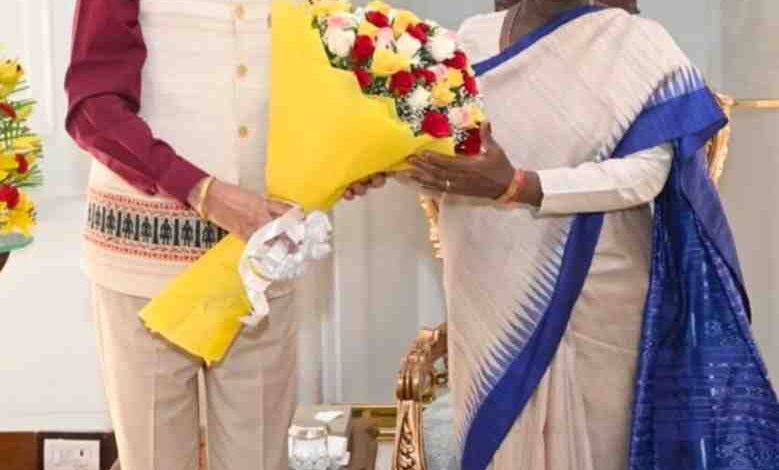 राष्ट्रपति श्रीमती मुर्मु से राज्यपाल डेका ने की सौजन्य भेंट