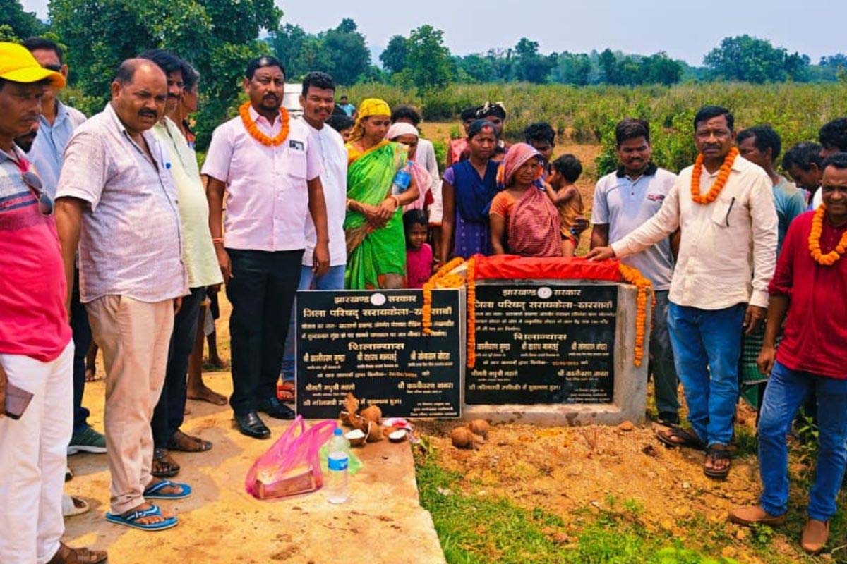 सरायकेला में 50 लाख की विकास योजनाओं का शिलान्यास, सड़क, जलमीनार और नाली निर्माण शुरू