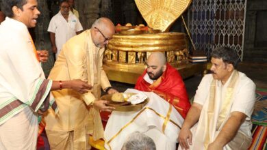 तिरुपति बालाजी दर्शन: अनंत अंबानी ने मुंडन कर भगवान के चरणों में अर्पित किए बाल
