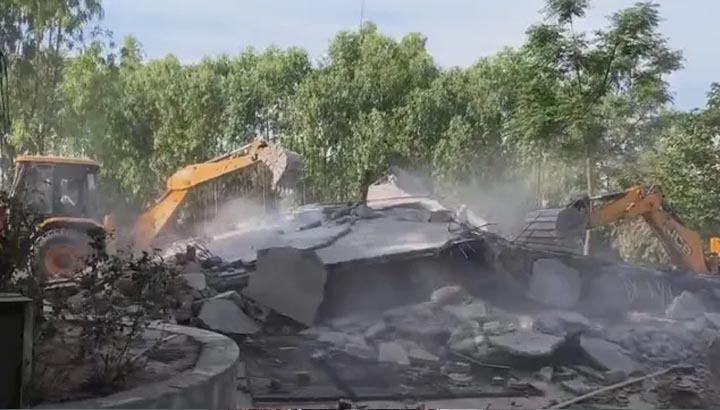 हरिद्वार में CM धामी का बुलडोजर एक्शन, अवैध मजार पर चली कार्रवाई, प्रशासन सख्त