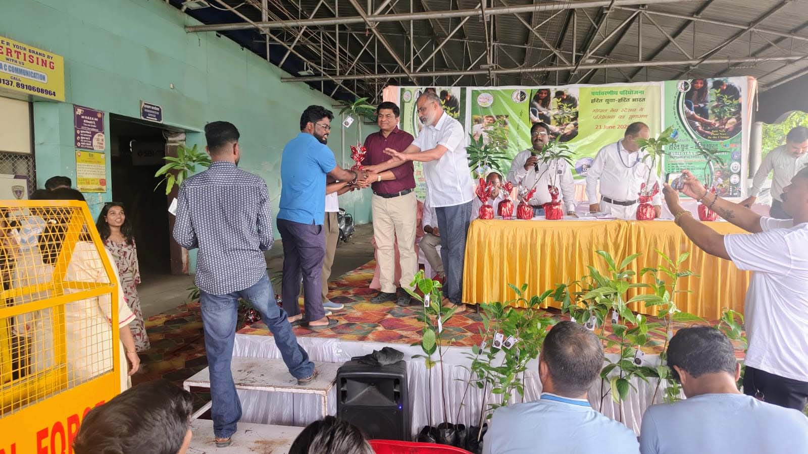 भोपाल स्टेशन पर ‘हरित युवा–हरित भारत’ अभियान की शुरुआत, यात्रियों को बांटे गए 500 पौधे भोपाल स्टेशन पर ‘हरित युवा–हरित भारत’ अभियान की शुरुआत, यात्रियों को बांटे गए 500 पौधे