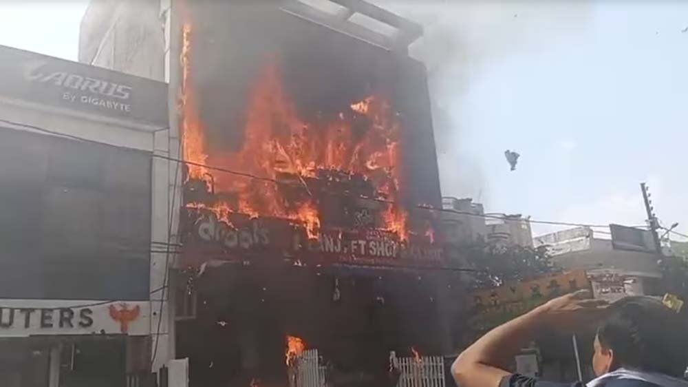 लखनऊ के अलीगंज में भीषण आग, 14 लोगों की मौत से मचा हड़कंप लखनऊ के अलीगंज में भीषण आग, 14 लोगों की मौत से मचा हड़कंप