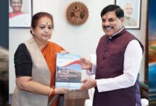 मुख्यमंत्री डॉ. यादव को ट्रेजर्स ऑफ ताप्ती वैली एण्ड बुरहानपुर की प्रति भेंट
