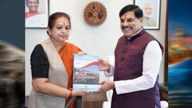 मुख्यमंत्री डॉ. यादव को ट्रेजर्स ऑफ ताप्ती वैली एण्ड बुरहानपुर की प्रति भेंट